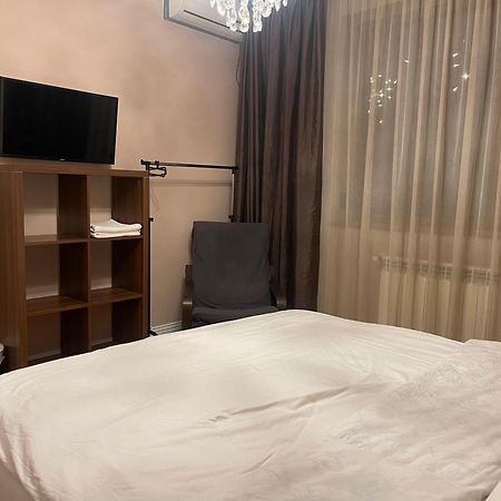 Room In A Private House - 5 Min From Therme And Airport Corbeanca Exterior photo